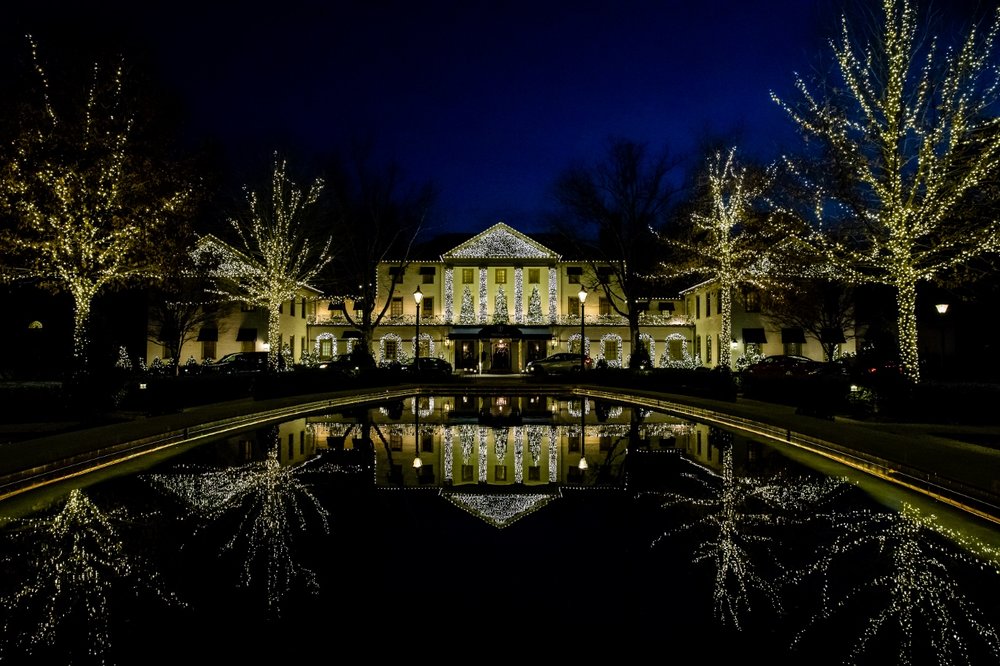Williamsburg Inn at nighttime lit up - one of the top Williamsburg wedding venues