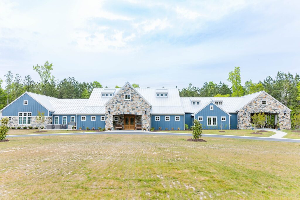 Beautiful image of the front of the Maine wedding venue in Williamsburg, VA in the daytime